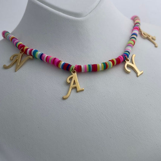 قلادة أحرف مخصصة بخرز ملوّن