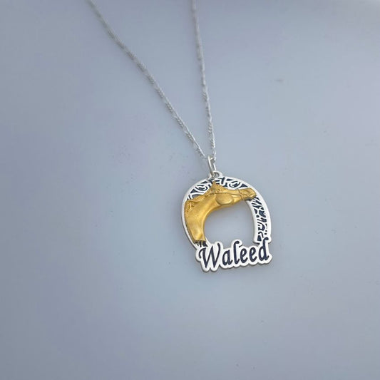 قلادة اسم بحلية الحصان – تصميم فاخر مطلي بالفضة والذهب