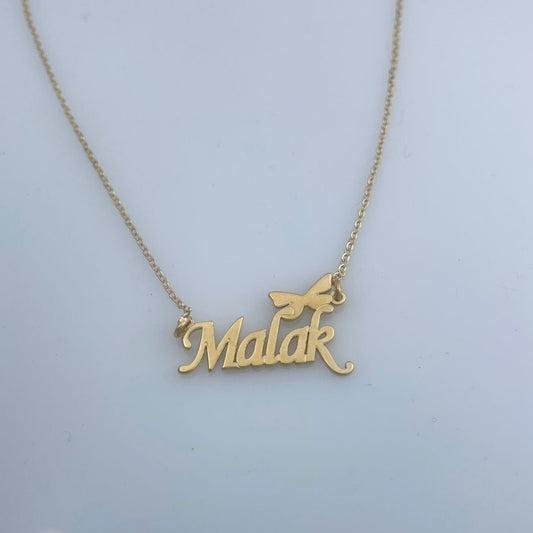 قلادة اسم مع فراشة