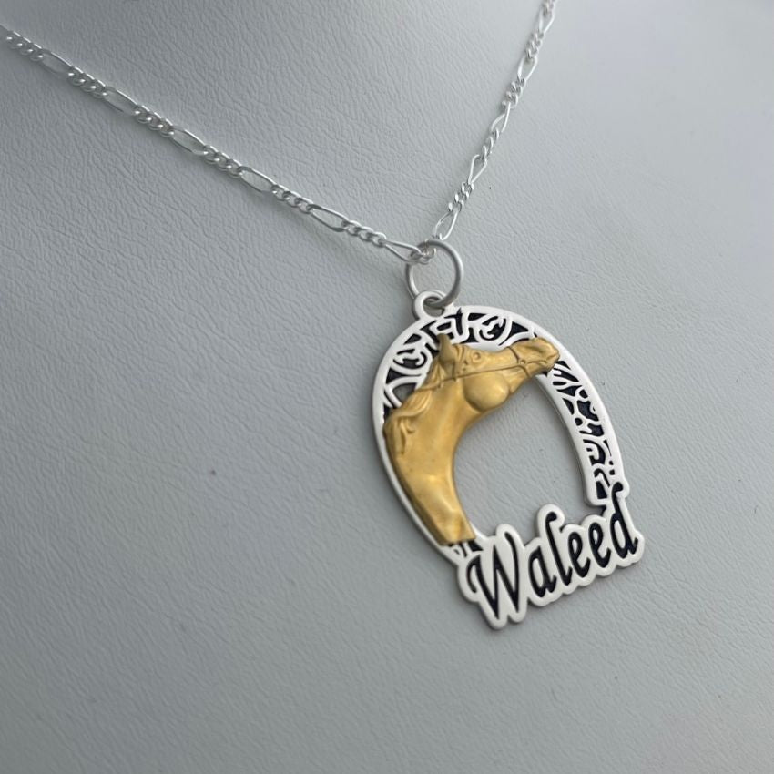 قلادة اسم بحلية الحصان – تصميم فاخر مطلي بالفضة والذهب