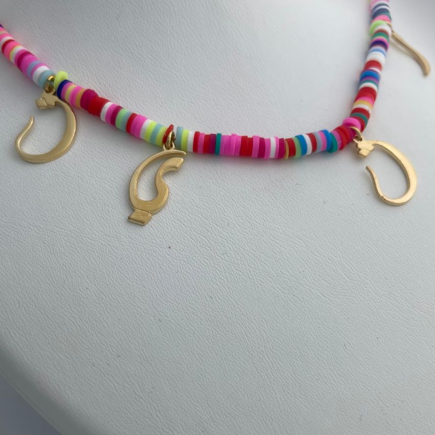 قلادة أحرف مخصصة بخرز ملوّن