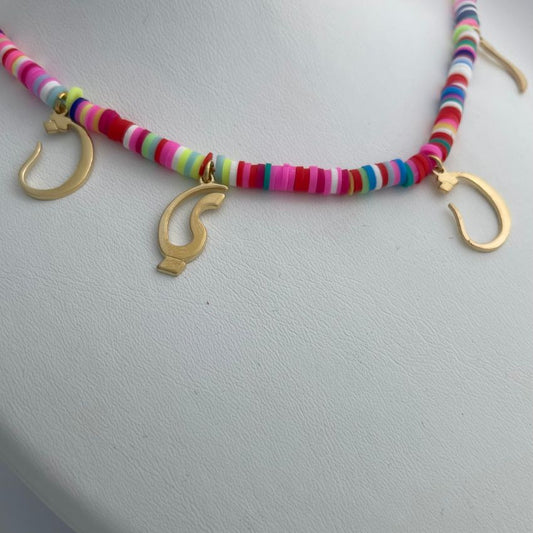 قلادة أحرف مخصصة بخرز ملوّن