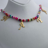 قلادة أحرف مخصصة بخرز ملوّن