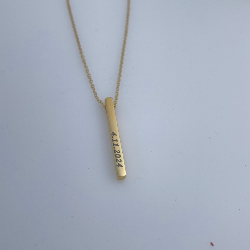 قلادة بار عمودية بنقش اسم  تاريخ مخصص