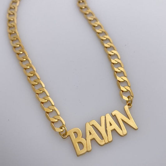 قلادة اسم جريئة مطلية بالذهب