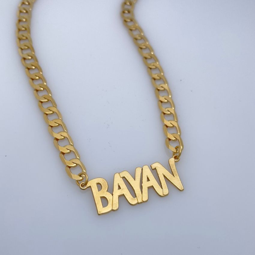قلادة اسم جريئة مطلية بالذهب