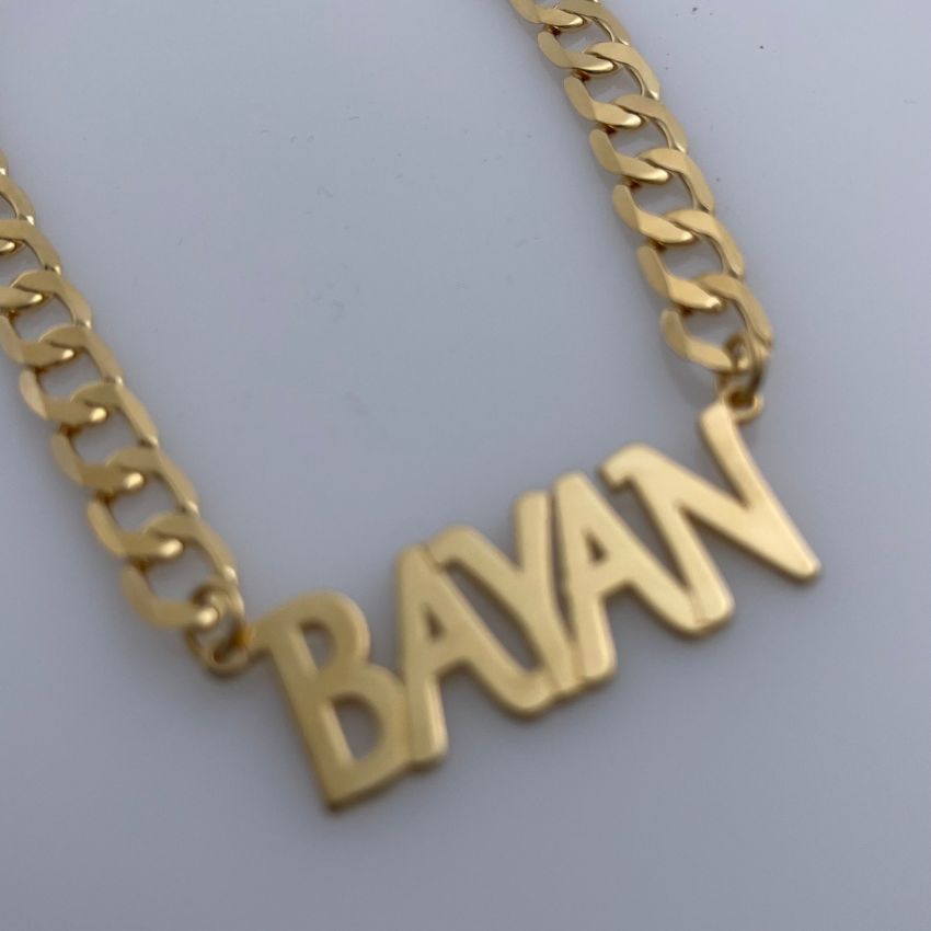قلادة اسم جريئة مطلية بالذهب