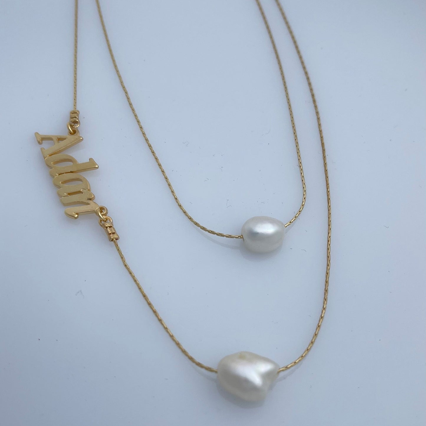 قلادة اسم مزدوجة باللؤلؤ مطلية بالذهب