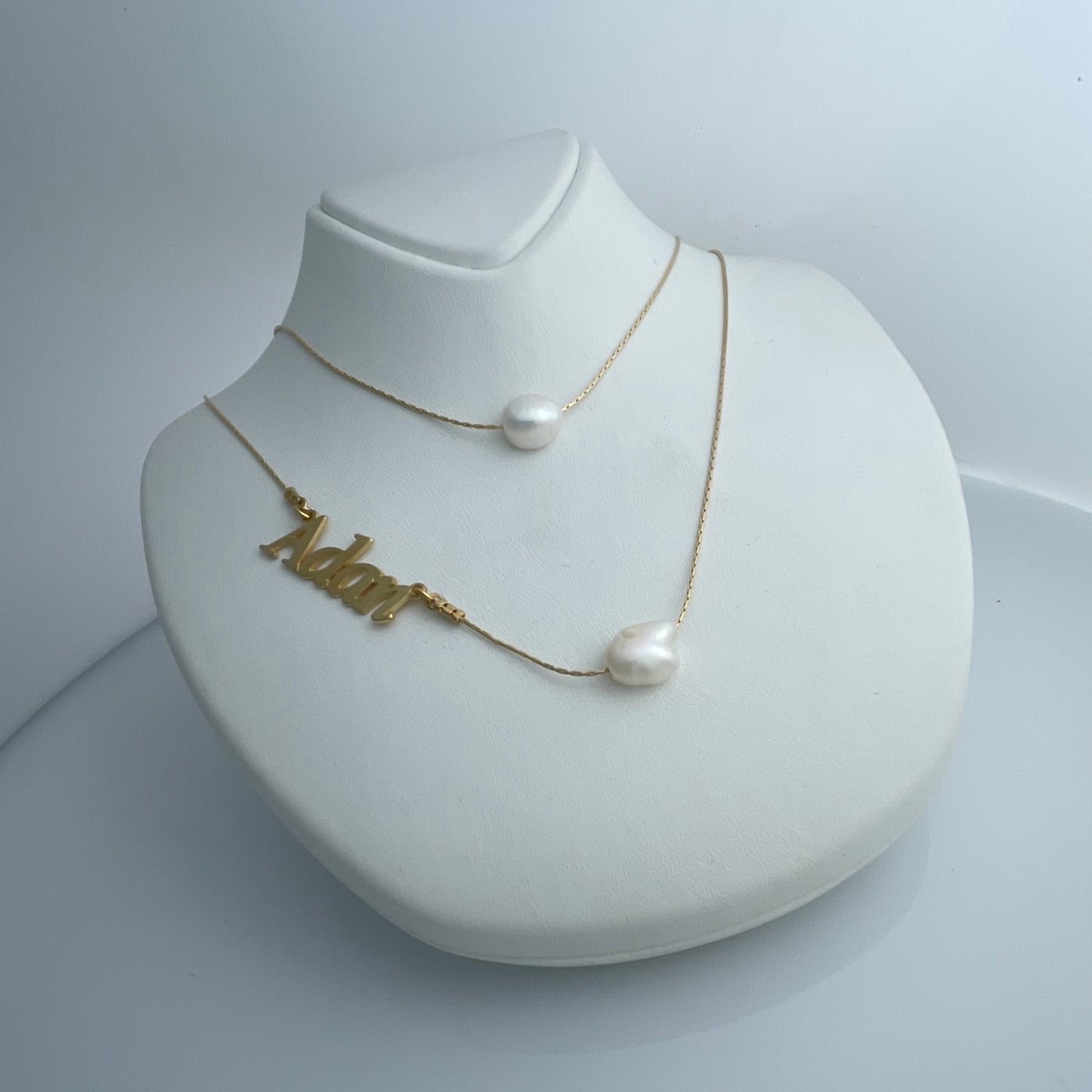 قلادة اسم مزدوجة باللؤلؤ مطلية بالذهب