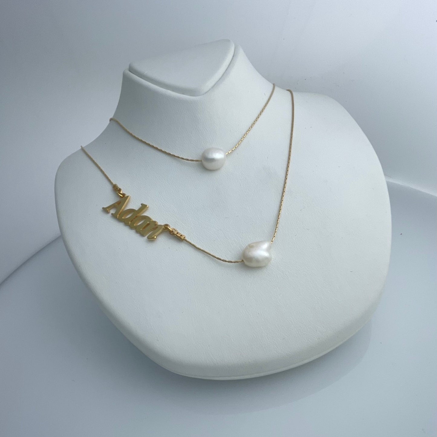 قلادة اسم مزدوجة باللؤلؤ مطلية بالذهب