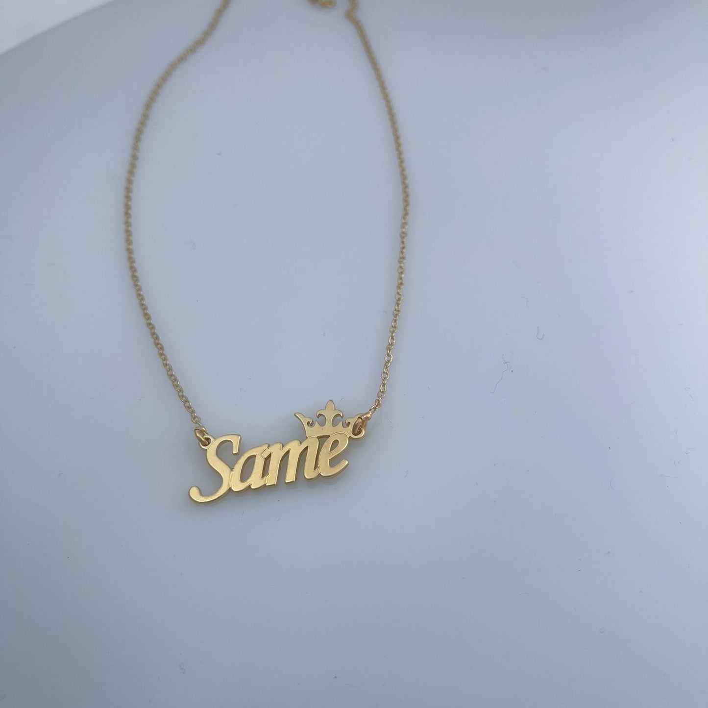 قلادة اسم ملكية مع تاج
