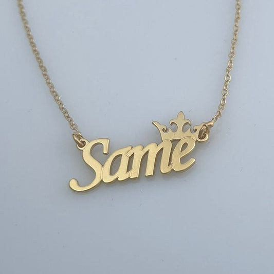 قلادة اسم ملكية مع تاج